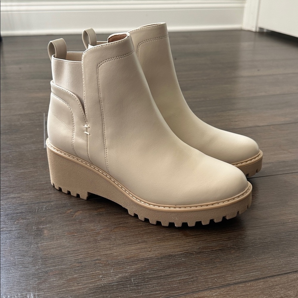 DV Dolce Vita Women's Rielle Wedge Bootie Sz 9 Ivory Ankle